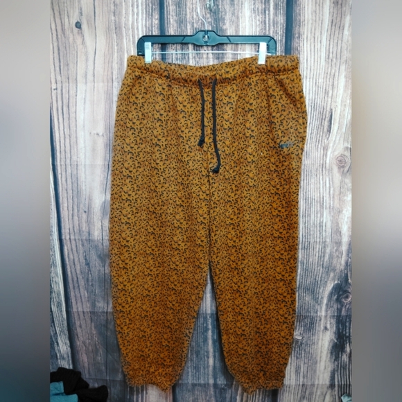 Levis Leopard Print Jogger Pants Size XL - Picture 1 of 6